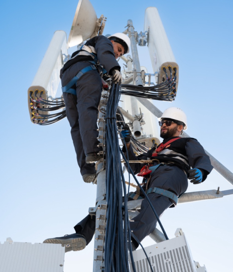 Deux ouvriers travaillent en haut d’une tour