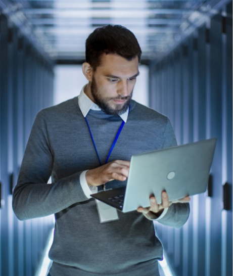 Un homme travaille sur un ordinateur dans des locaux modernes.