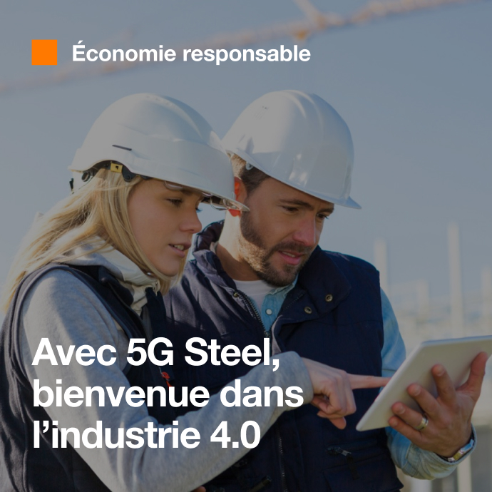 Deux personnes sur un chantier regardent une tablette numérique de travail.