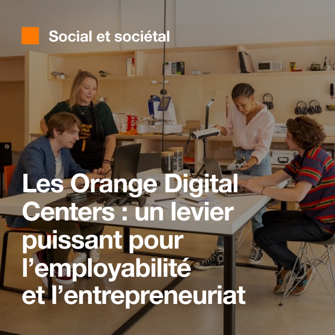 Trois étudiants accompagnés d’une professeure travaillent sur des ordinateurs et des manettes de jeux vidéo.