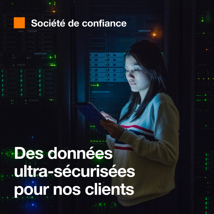 Une femme travaille sur une tablette numérique au sein d’une base de données.