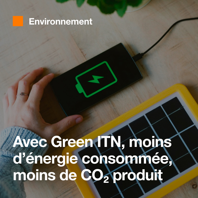 Une personne recharge sa tablette numérique avec de l’électricité.