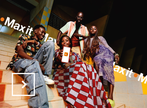 4 personnes assisent sur des marches montrent un téléphone portable présentant l’application Max it.