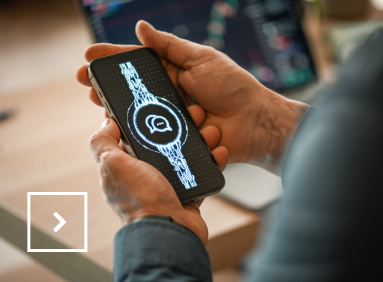 Une personne regarde son téléphone qui affiche des éléments numériques.