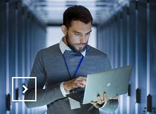 Un homme travaille sur un ordinateur dans des locaux modernes.