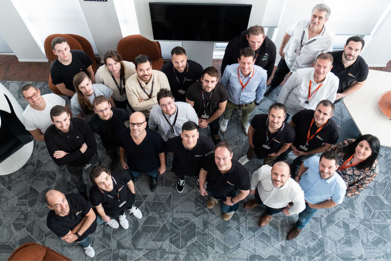 Une vingtaine de collaborateurs Orange prennent une photo de groupe
