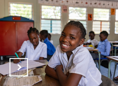 Plusieurs jeunes élèves travaillent dans une classe d’école.  

 
