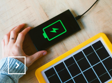 Une personne recharge sa tablette numérique avec de l’électricité.